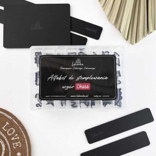 zestaw alfabet do stemplowania w masie do odciskania literek plus zestaw listw dystansowych do równego wałkowania masy cukrowej lub ciasta i zestaw listw z plakietką do równego odciaskania liter chase