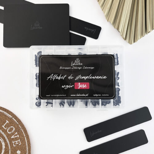 zestaw alfabet do stemplowania w masie do odciskania literek plus zestaw listw dystansowych do równego wałkowania masy cukrowej lub ciasta i zestaw listw z plakietką do równego odciaskania liter jose