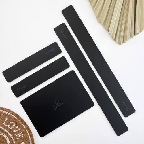 zestaw listw dystansowych do równego wałkowania masy lub ciasta plus zestaw listw z plakietką do odciskania literek w masie cukrowej (3)